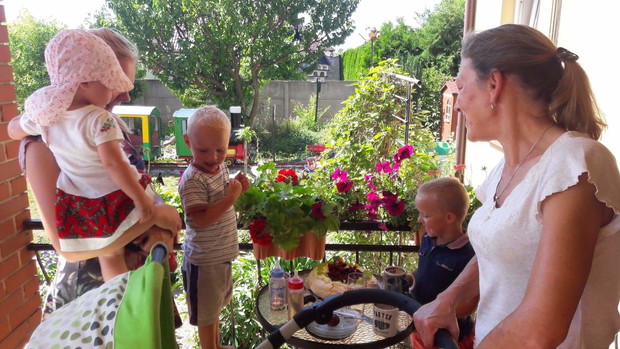 Na tarasie babcia z wnukami