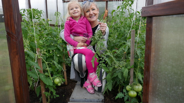 Nasze pierwsze - w ogrodniczej karierze pomidorki - ze świeżo wybudowanej przez męża szklarni, prezentuje Klaudia ze swoją ciocią