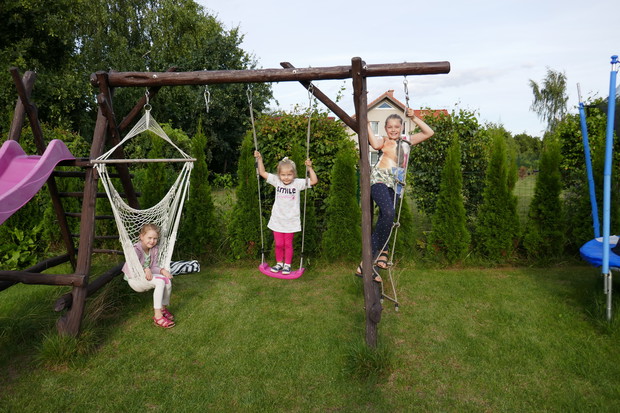 Plac zabaw zbudowany dla córki przez męża zawsze cieszy się dużą popularnością wśród dzieci z rodziny i przyjaciół