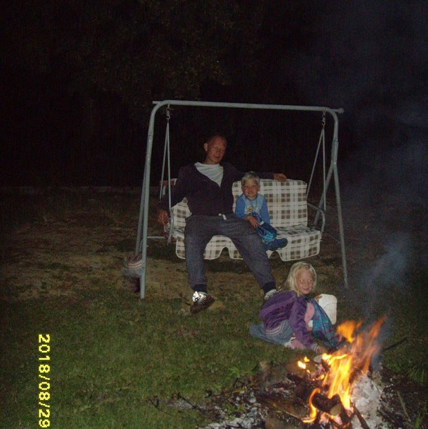 Po całym dniu pracy w ogrodzie, chwila wytchnienia przy ognisku