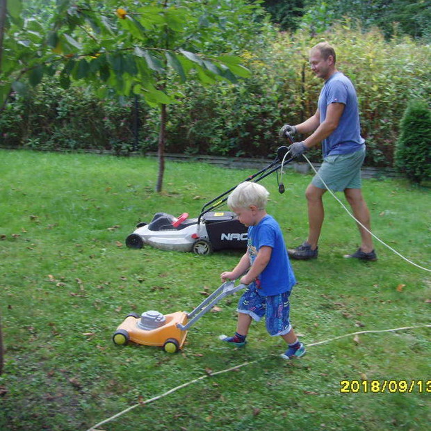 Tata kosi to synuś też musi mieć swoją kosiarkę i pomaga tacie