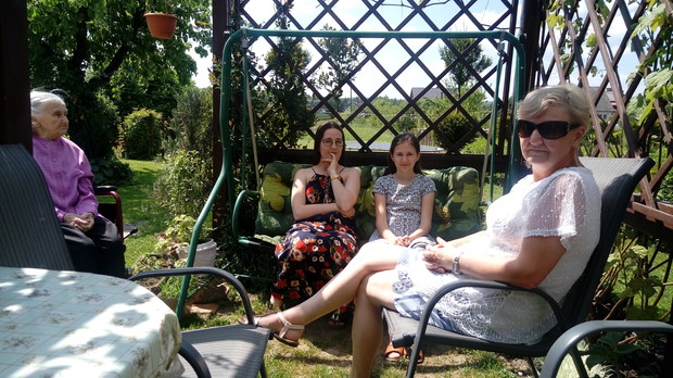 Trzy pokolenia spotkały się w altance.