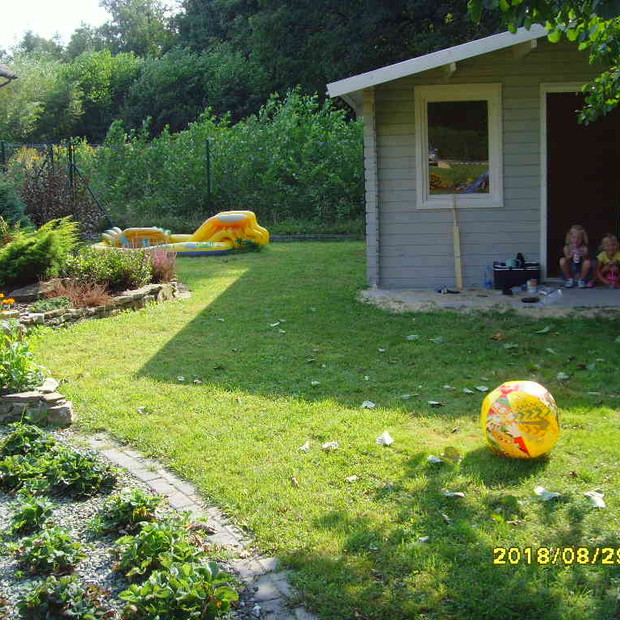 W tym roku powstał drewniany domek, w którym nasze maluchy uwielbiają zostawać na noc