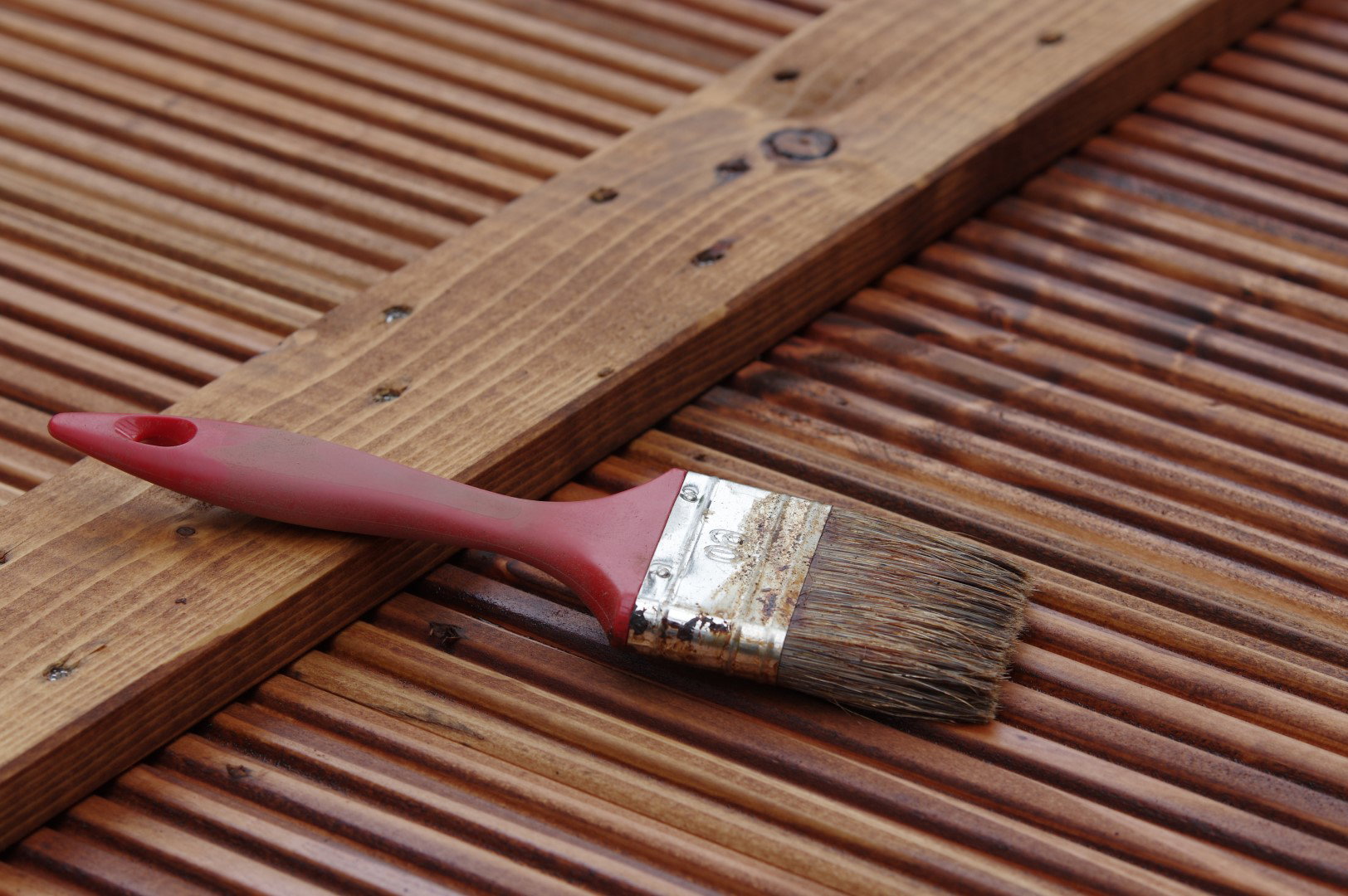 Z poniższym poradnikiem impregnacja drewna nie będzie już stanowiła problemu. (zdj.: Adobe Stock)