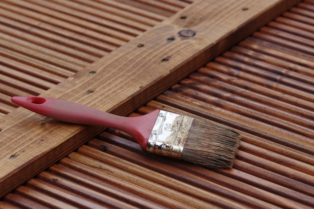 Z poniższym poradnikiem impregnacja drewna nie będzie już stanowiła problemu. (zdj.: Adobe Stock)