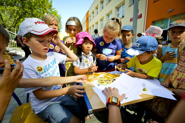 Dzieci chętnie uczestniczyły w grach i zabawach. Taka nauka na długo pozostanie w głowie.