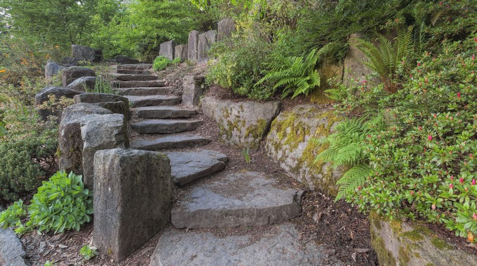 kamienne-schody-tworza-klimat-ogrodu-srodziemnomorskiego-zdj-fotolia-com.jpeg