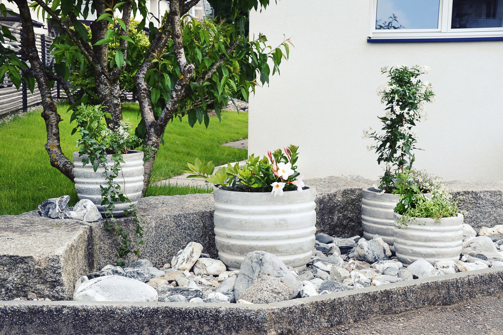 betonowe dekoracje w ogrodzie