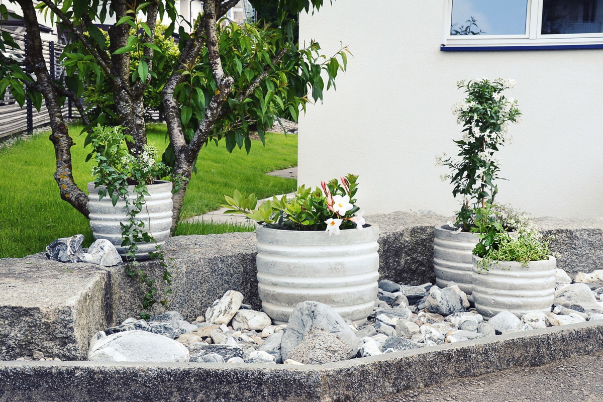 betonowe dekoracje w ogrodzie