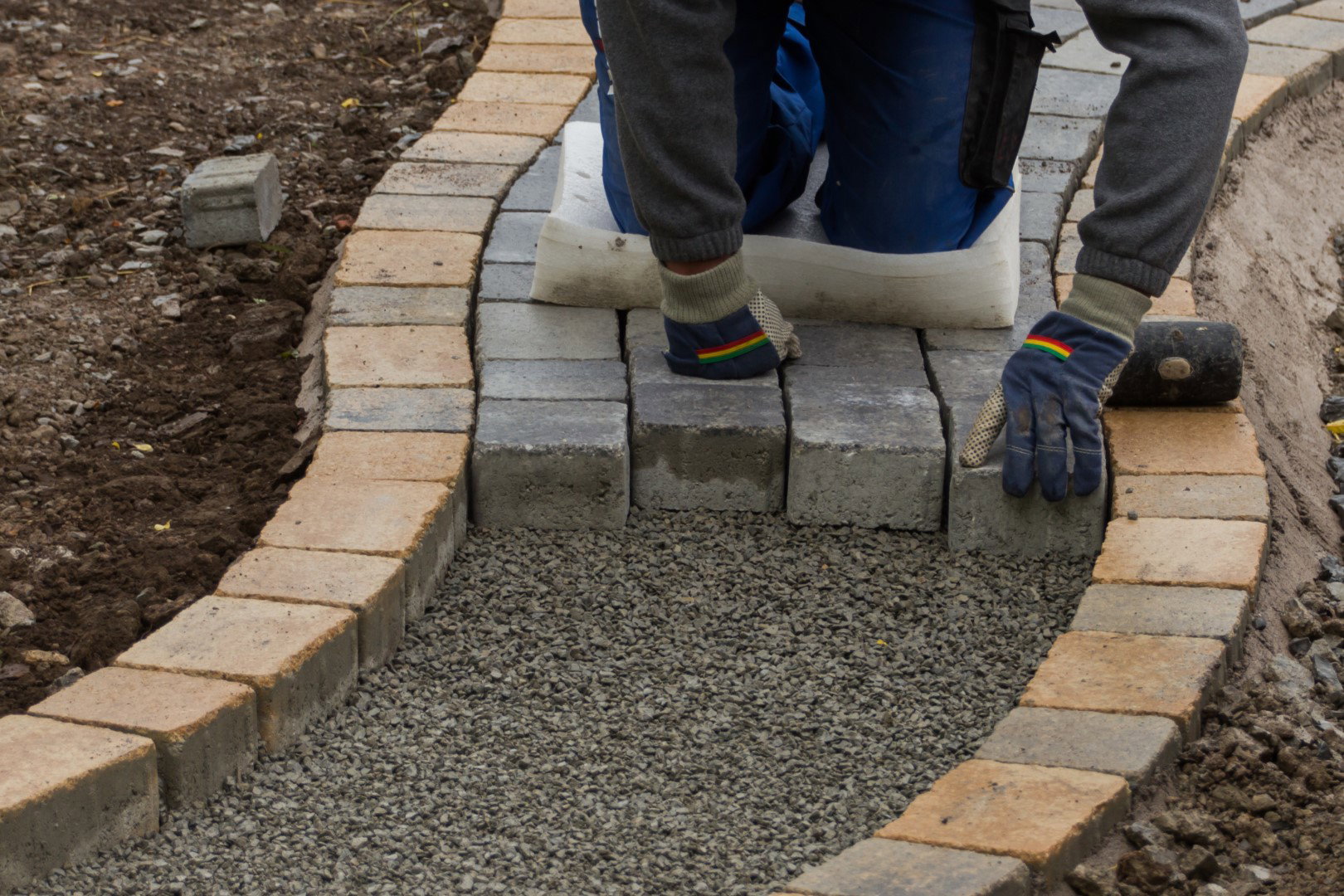 kładzenie kostki brukowej