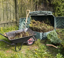 kompostownik w ogrodzie