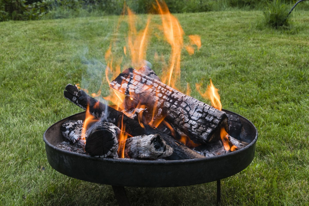 palenisko w ogrodzie