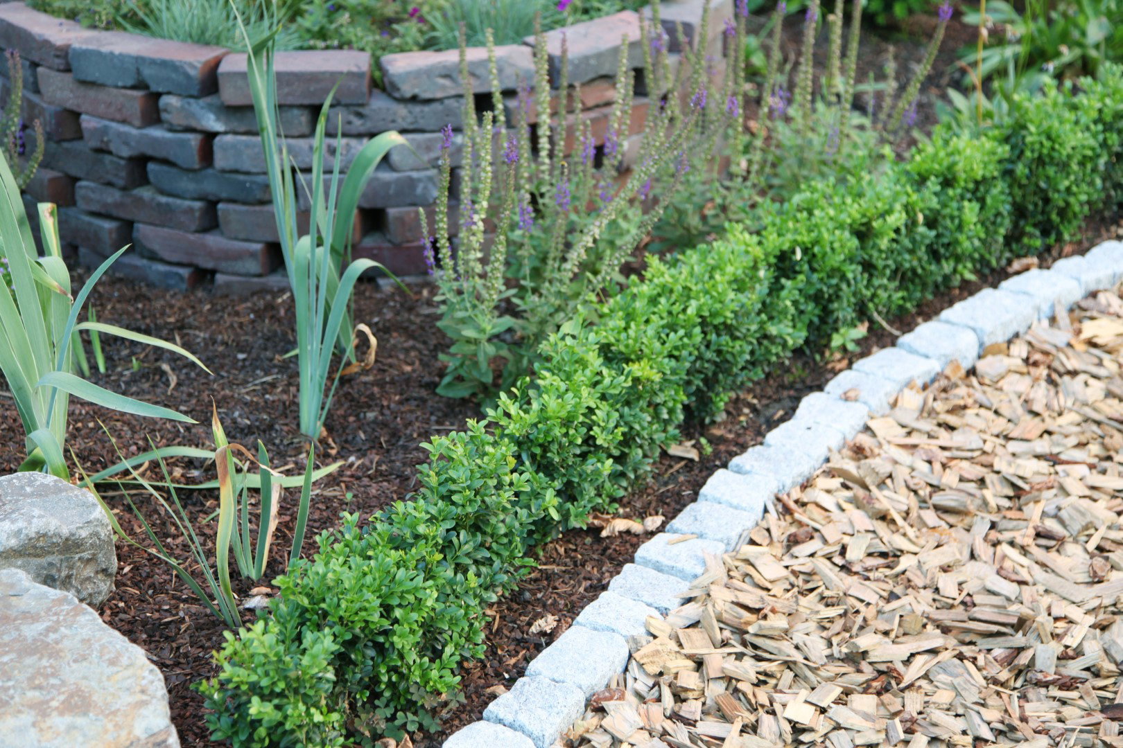 kamienna obwódka w ogrodzie