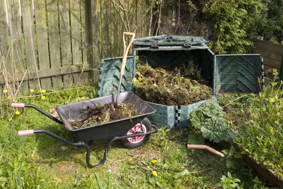 kompostownik-w-ogrodzie.jpeg