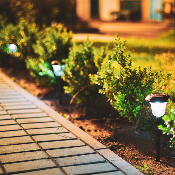 Oświetlenie ogrodowe – jakie lampy wybrać i gdzie je zamontować?