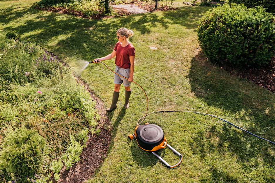 Automatyczny bęben z wężem XL z kółkami Fiskars