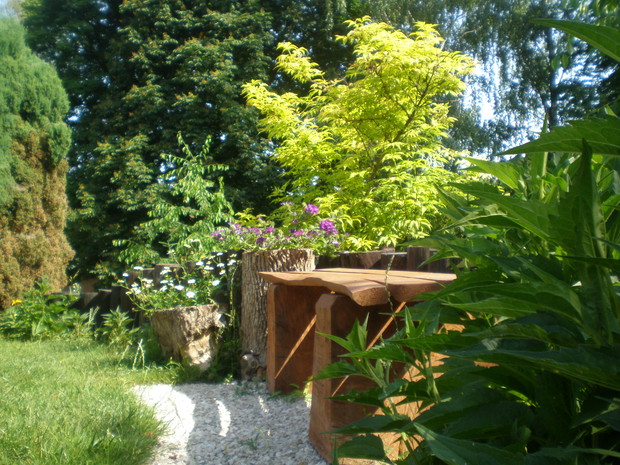 Ławeczka przed domem