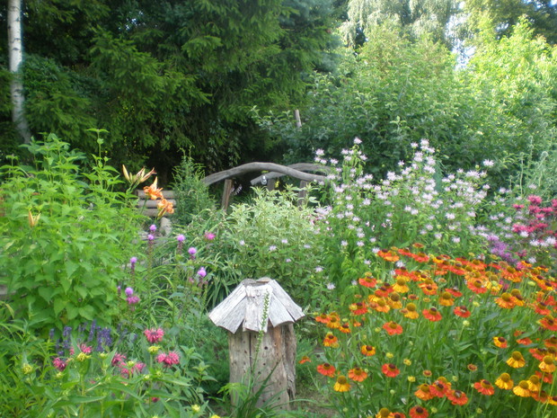 W rabacie, domek dla owadów