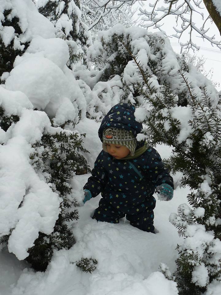 mój synek w śniegu