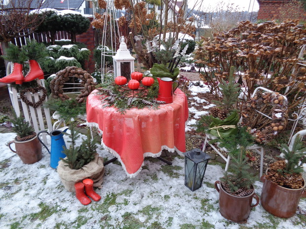 Świąteczny klimat ogrodzie.