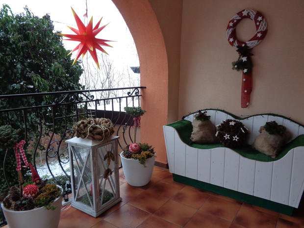 Wejście świąteczne do domu wita gości.