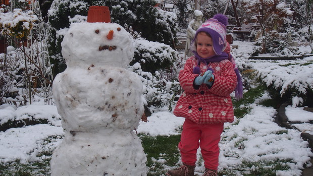 Wnusia z bałwankiem