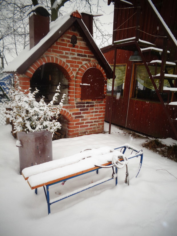 Zakątek grillowy zimą.