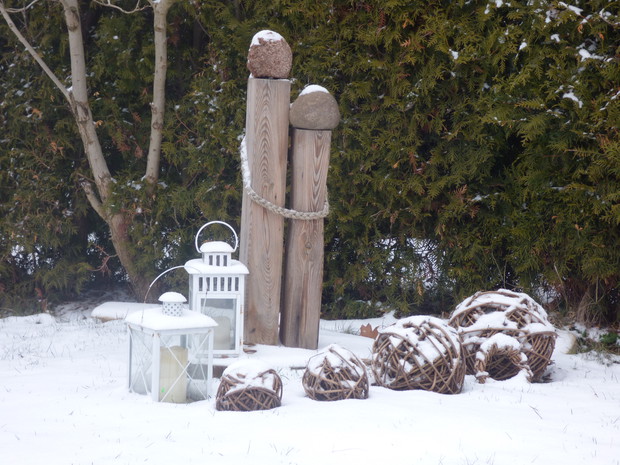 On i ona w ogrodzie zimą