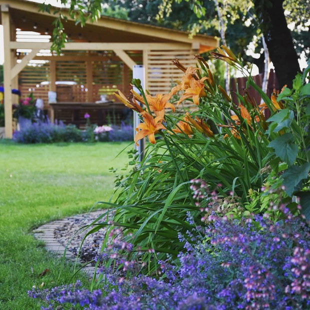 Altana w otoczeniu kwiatów