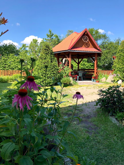 Altanka i rabaty kwiatowe