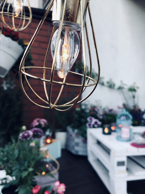 I zapalają się laterenki...