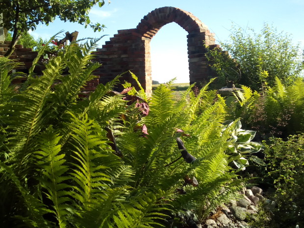 Ceglana brama, wejście do ogrodu.