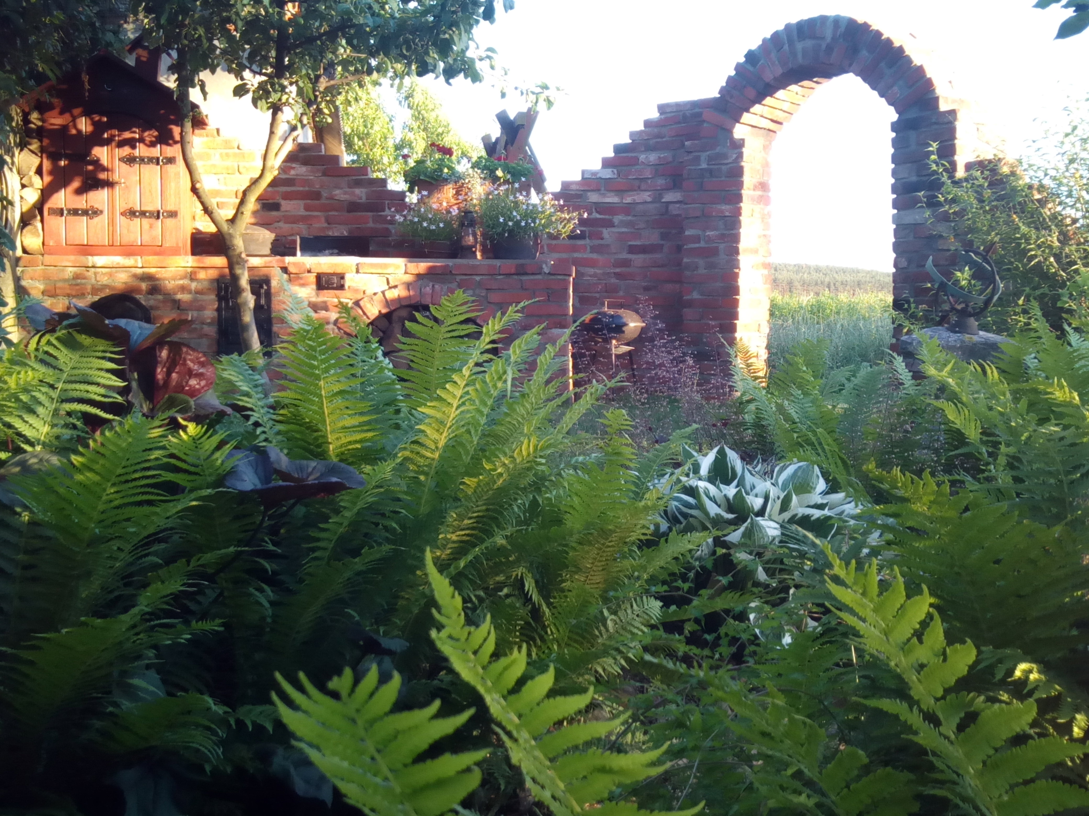 Ceglana kuchnia ogrodowa.