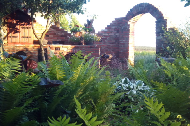 Ceglana kuchnia ogrodowa.