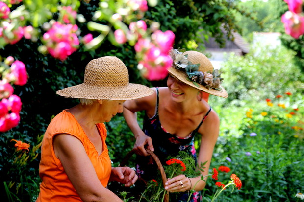 ja z synową wśród kwiatów.