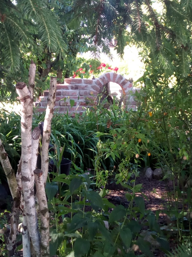 Murek z czerwonej cegły rozbiórkowej.