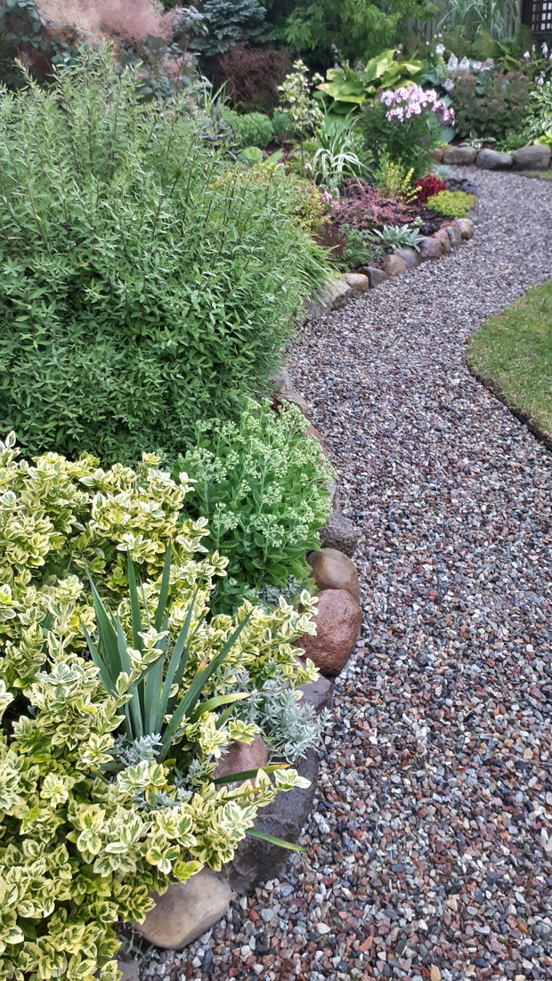 Nowo powstała ścieżka z drobnych kamieni