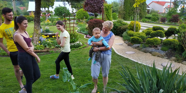 Leoś najbardziej lubi spacery po ogrodzie dziadków.