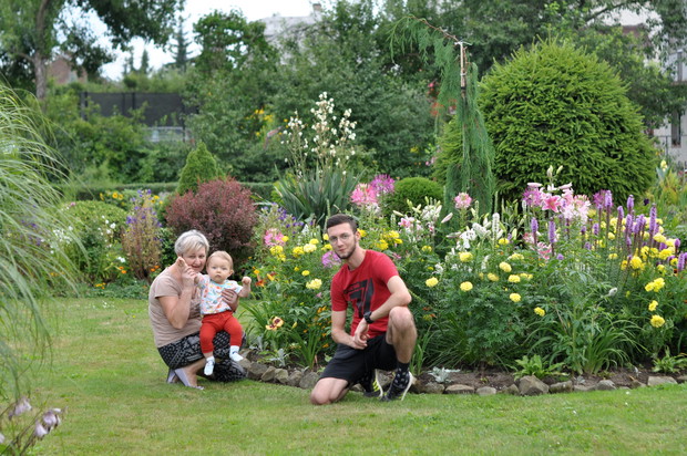Leoś z babcią i wujkiem poznaje ogród.