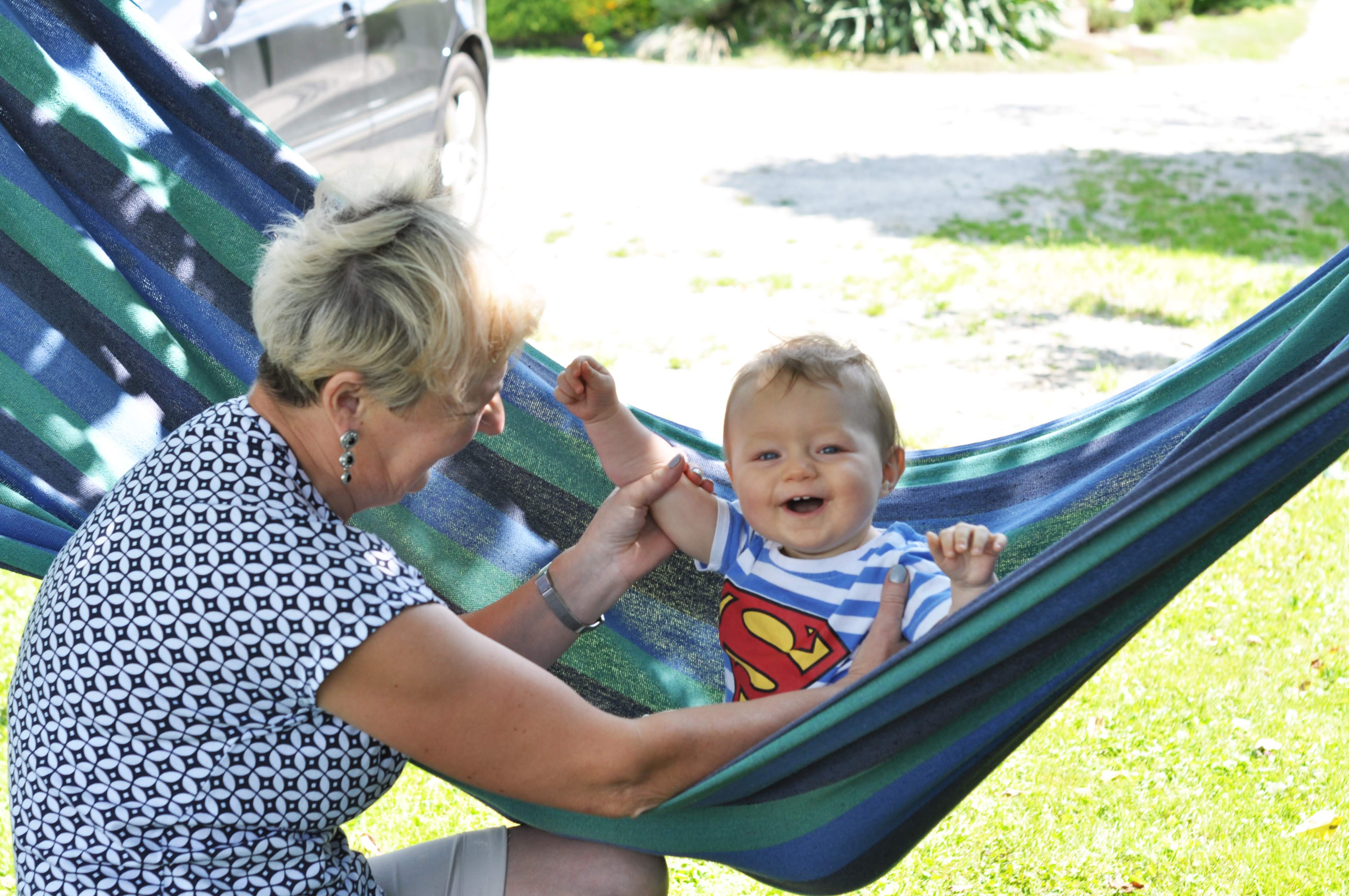 Mały Leoś lubi bujać się na hamaku.