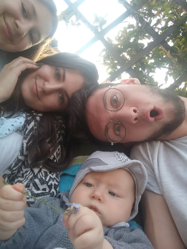 Najlepszym miejscem na spędzanie czasu z ciociami i wujkiem jest ogrodowa altanka.