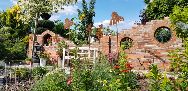 cegła i rdza w ogrodzie