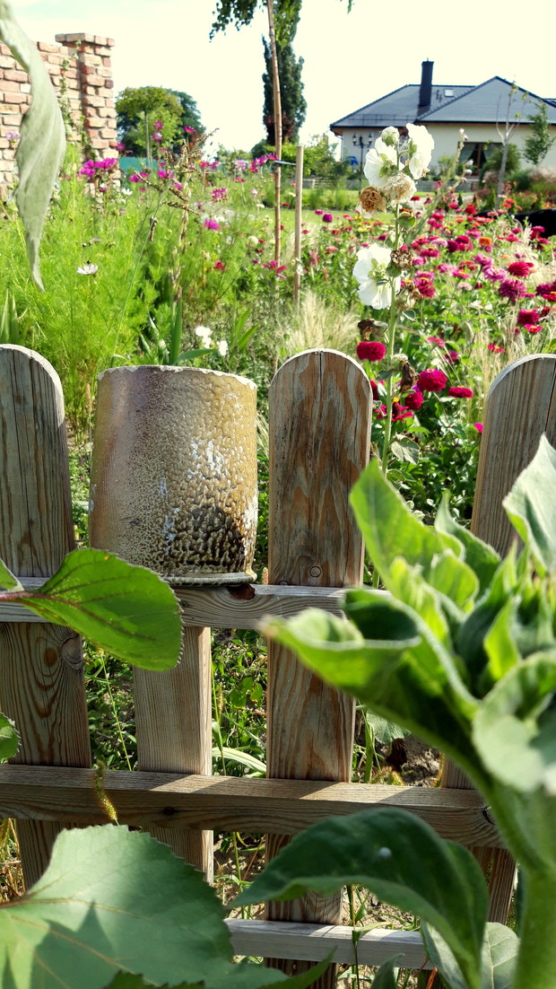 gliniany gar na płocie