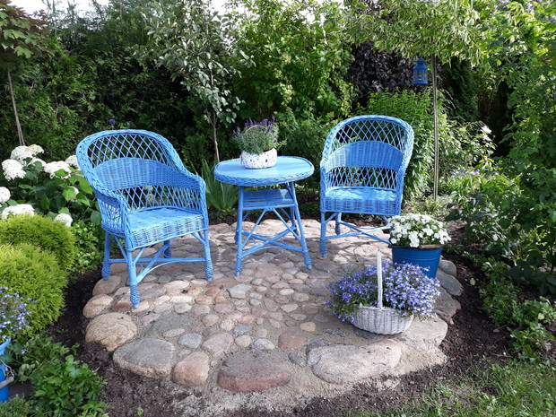 Błękitny zakątek  z nowym kamiennym tarasem- 2019