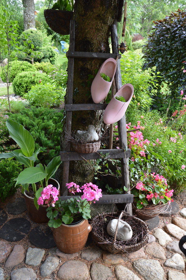 Dekoracja w zakątku z ławką - lato 2019