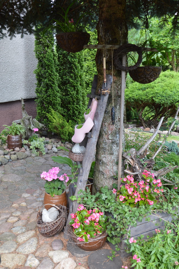 Dekoracja w zakątku z ławką - lato 2019