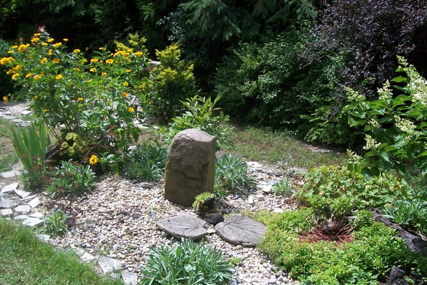 głaz, kamień, konar, cegła w ogrodzie ...to co lubię  co