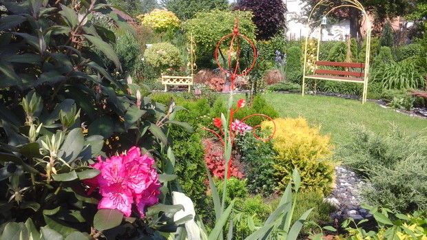 Ławeczka zaprasza na odpoczynek