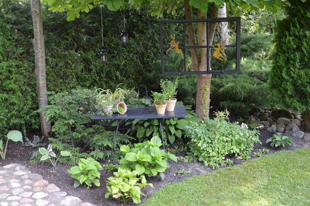 Miejsce relaksu ze starą żeliwną ramą okienną- 2019