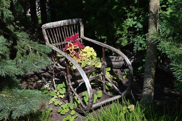 Stary dziecięcy fotel na biegunach - lato 2019